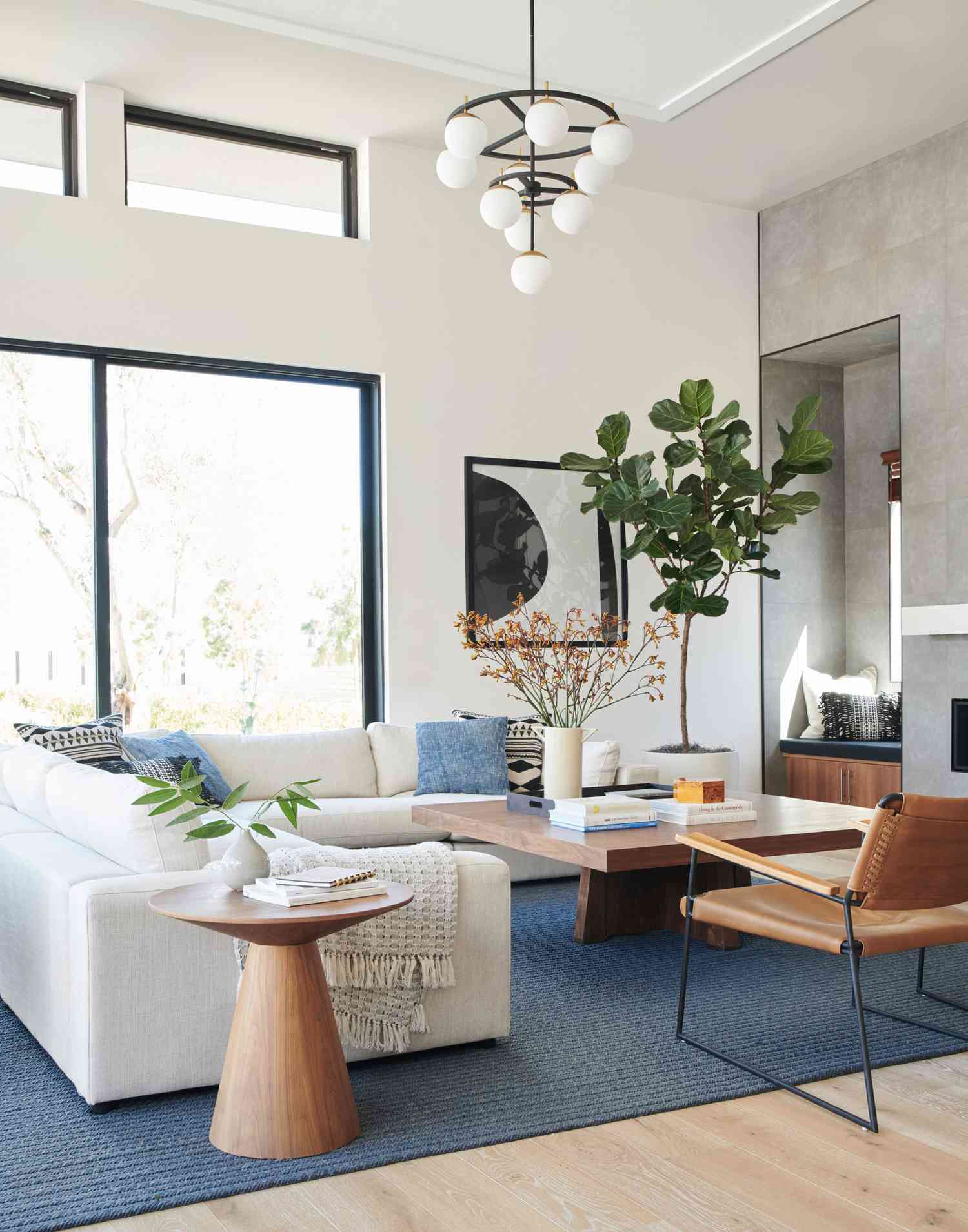 Salon Bobby Berk avec tapis bleu. Santa Fe boho modern home