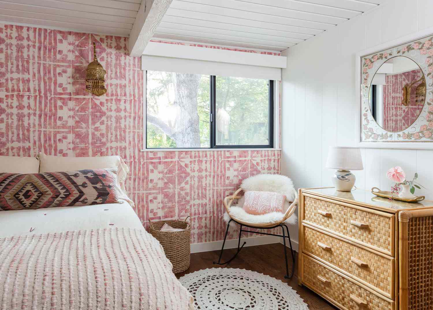 Braunes und rosa Schlafzimmer