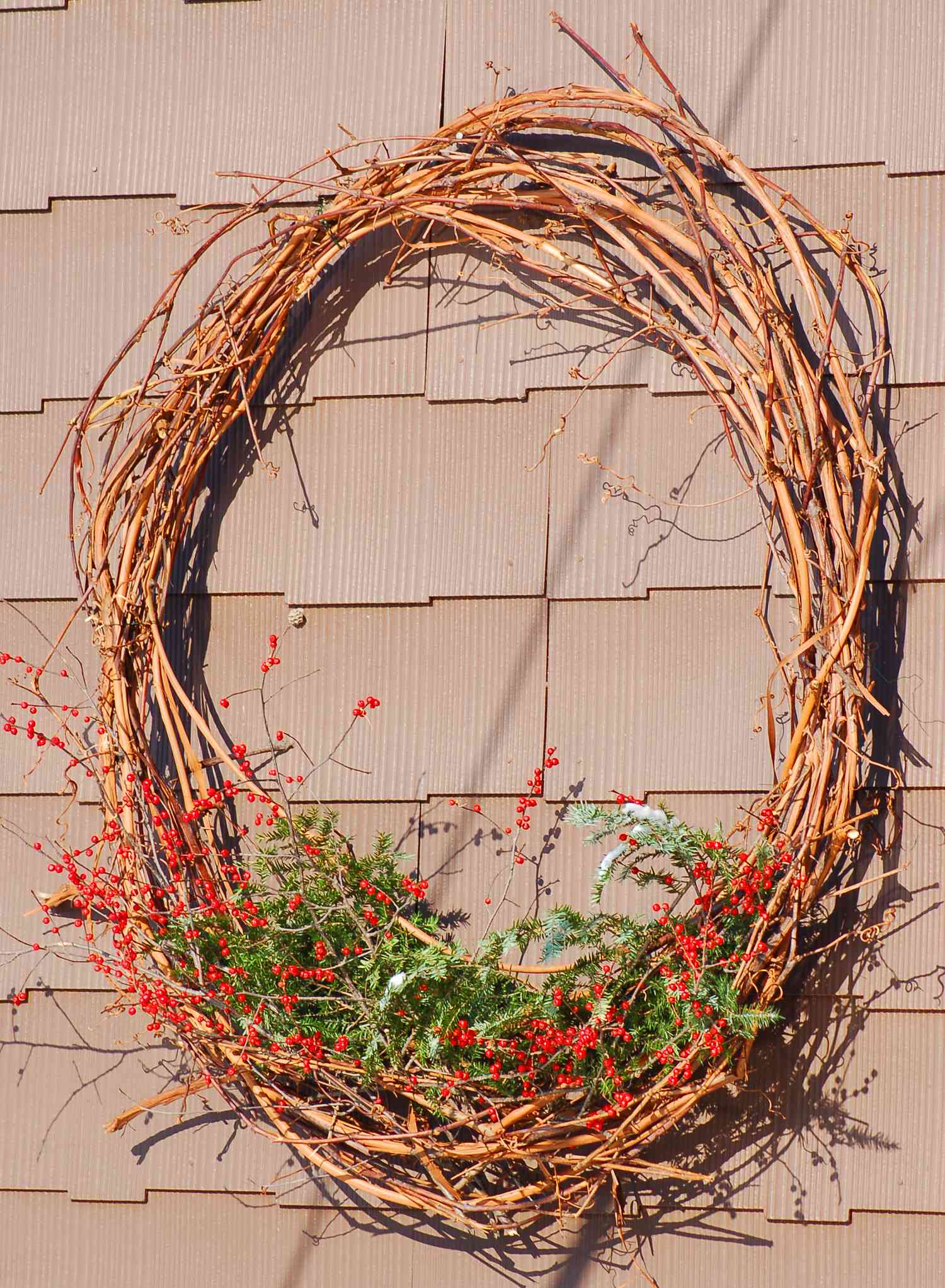 Photo : une idée pour décorer une couronne de vigne de Noël. Insérer de la verdure et des baies.