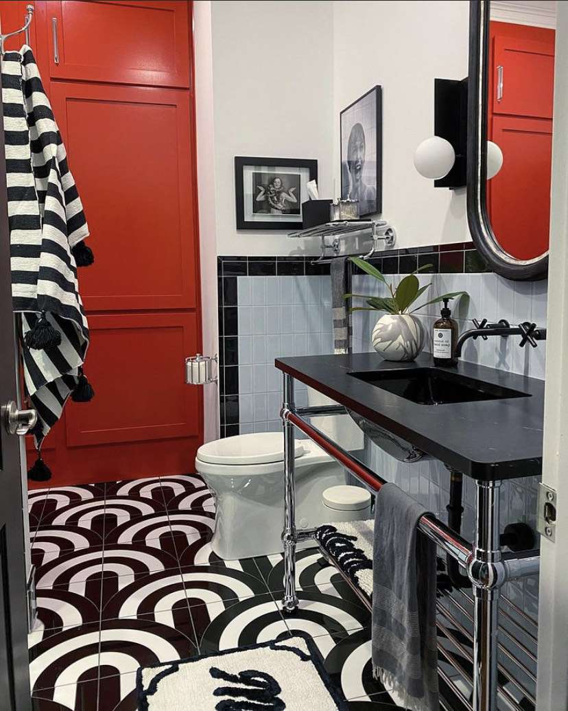schwarz-weiß-rotes Badezimmer 
