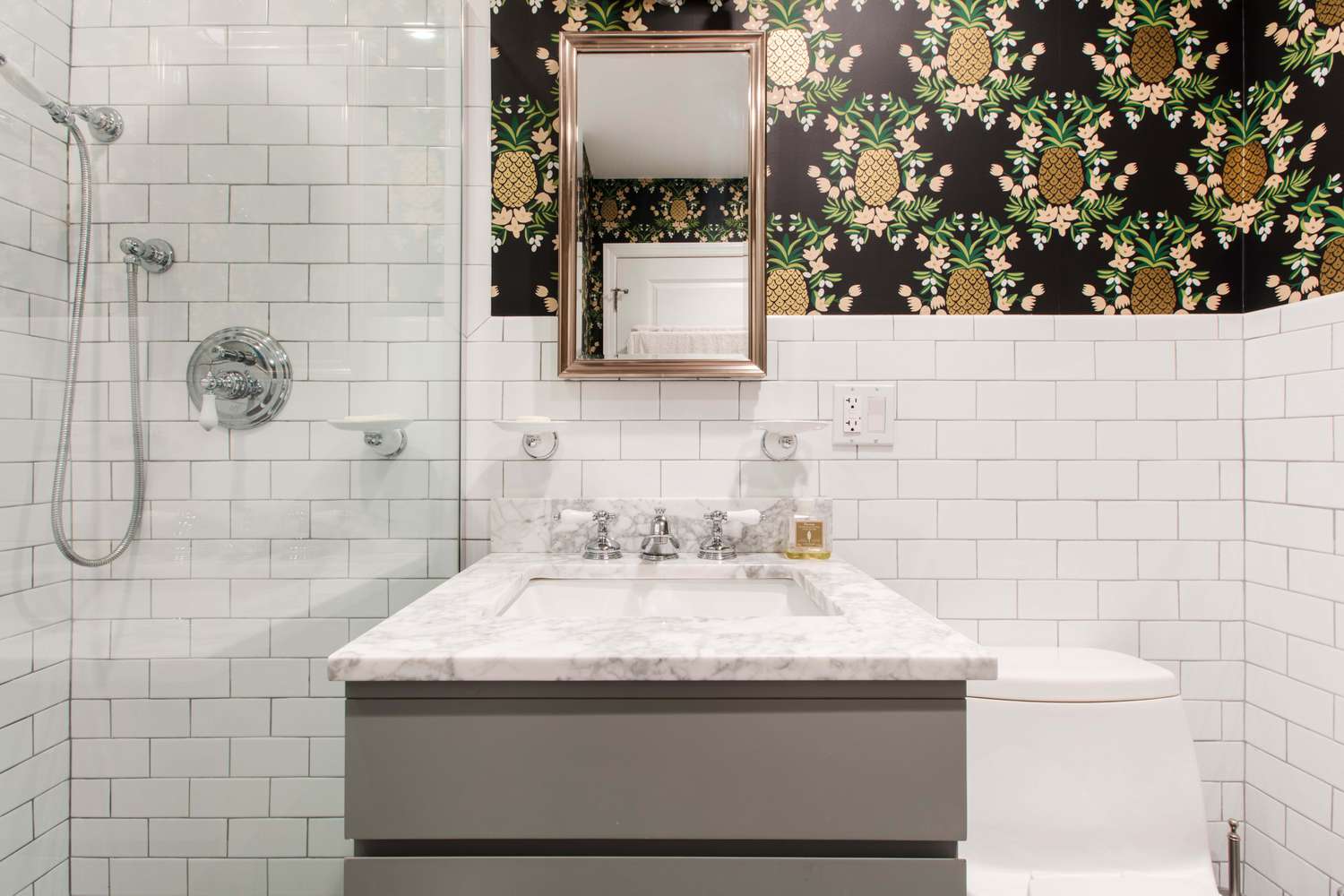 petite salle de bain avec papier peint Ananas et carrelage blanc