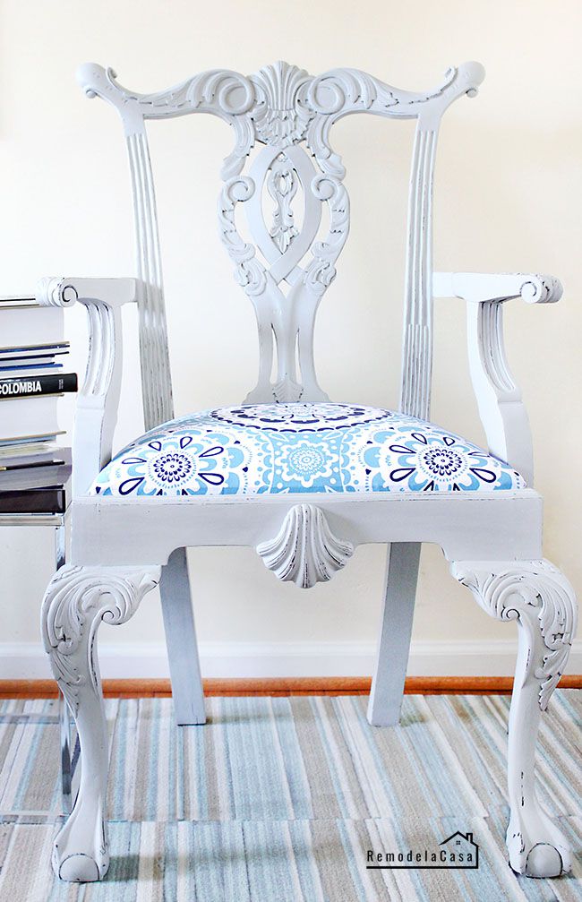 cadeira chippendale revestida de tecido e pintura com giz