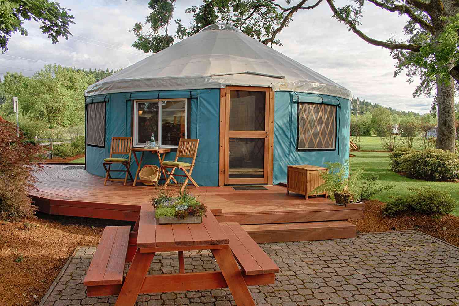 Une yourte fabriquée par Pacific Yurts avec une terrasse en bois