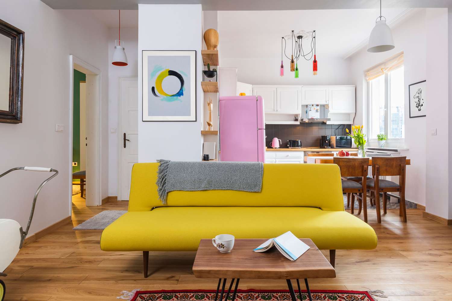 sofá amarelo em uma sala de estar