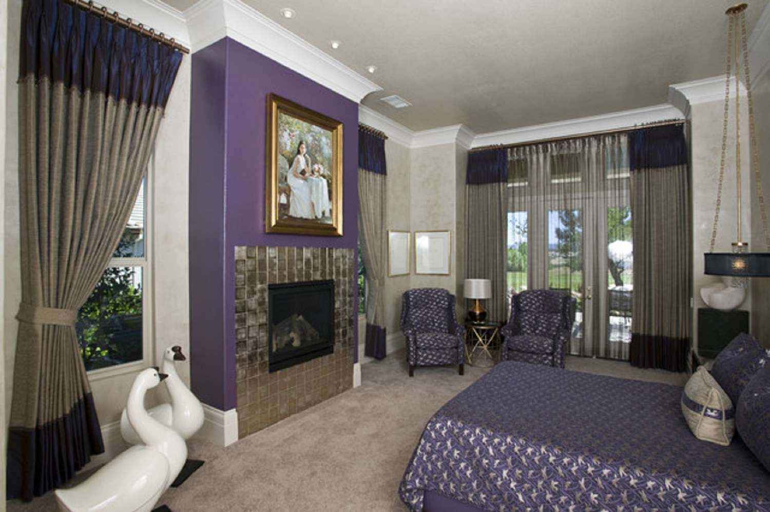 Glamouröses lila-weißes Schlafzimmer mit glänzender Kamineinfassung