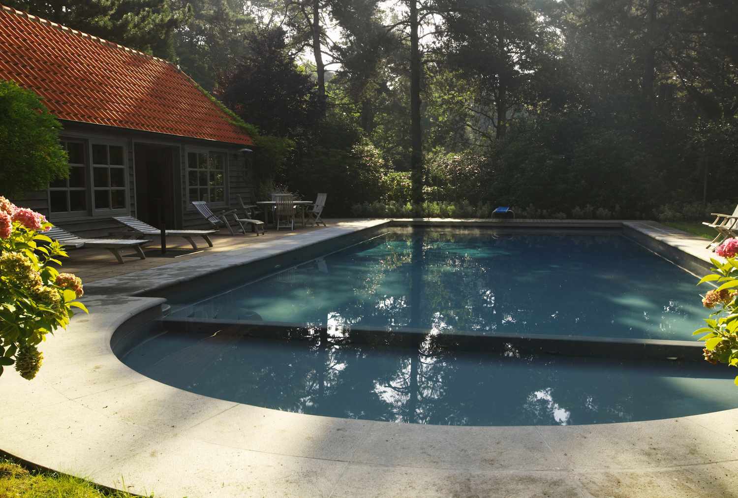 Casa de verão revestida de madeira ao lado da piscina, Bélgica