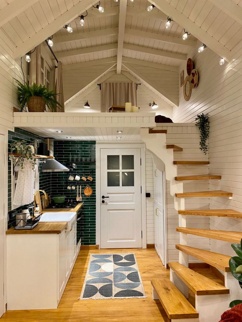 cocina de casa pequeña con azulejos de metro verde y shiplap blanco