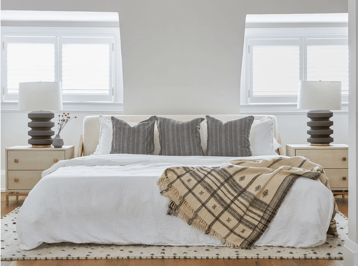 Dormitorio boho con toques grises