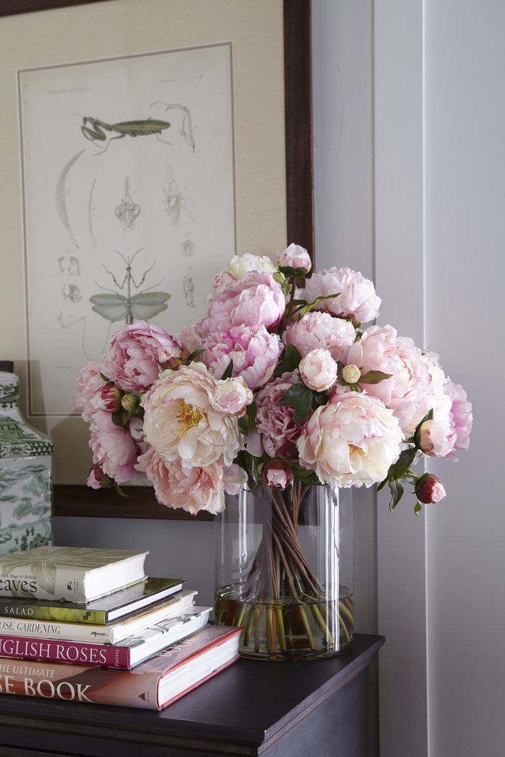 Bouquet de fleurs roses dans un vase en verre clair