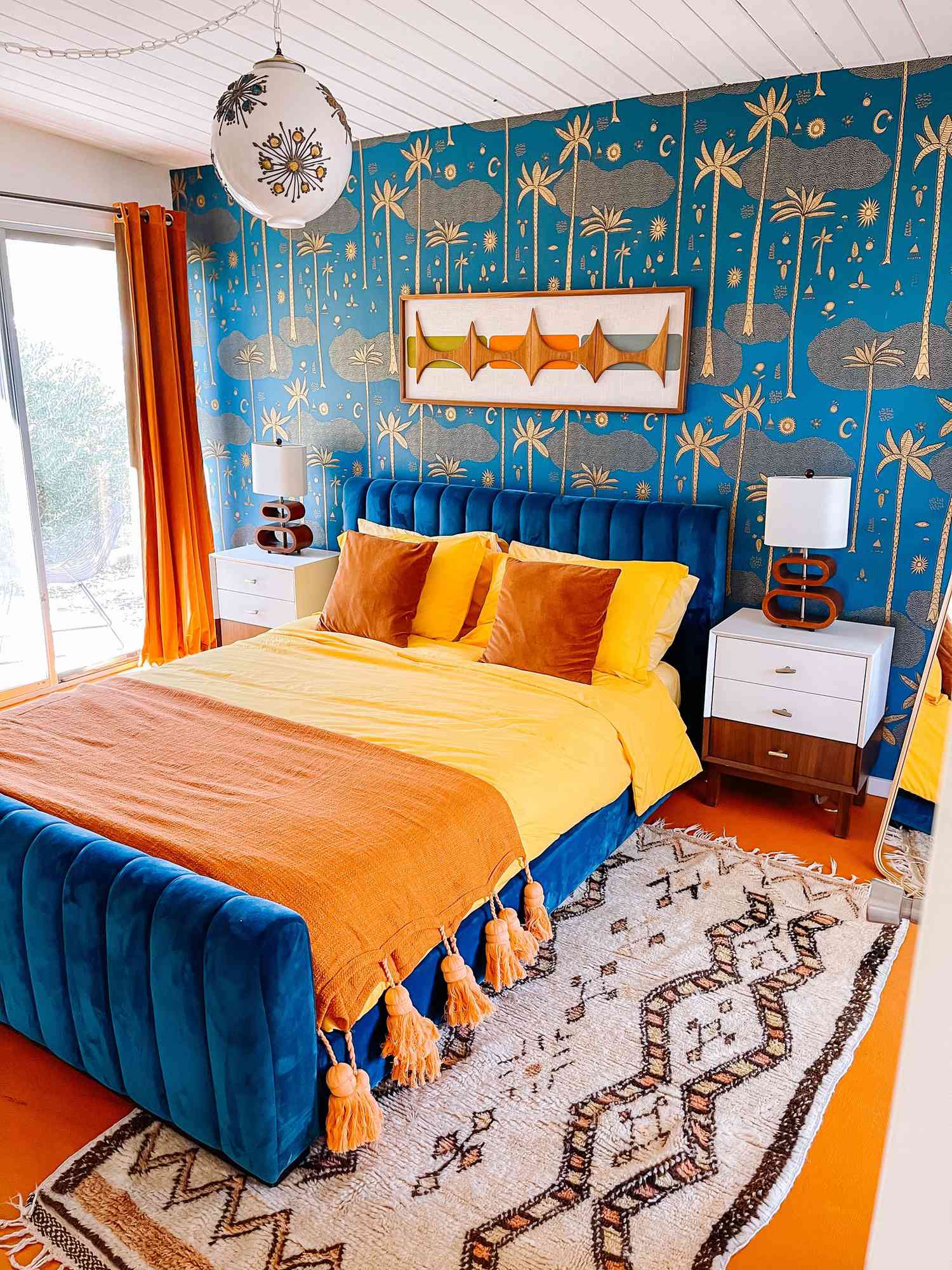 dormitorio ecléctico naranja y azul con toques amarillos