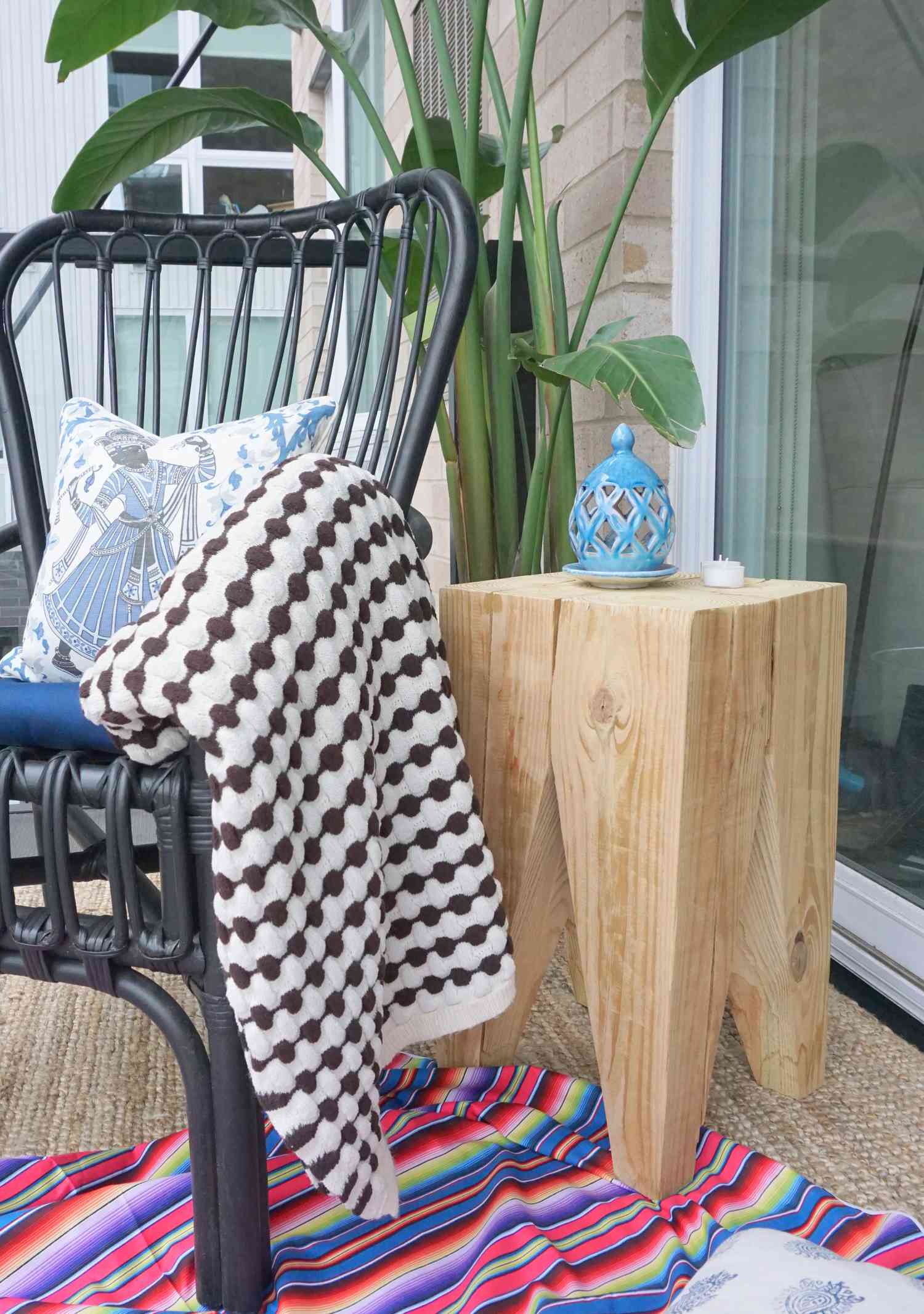 Une table d'appoint en bois sur un porche