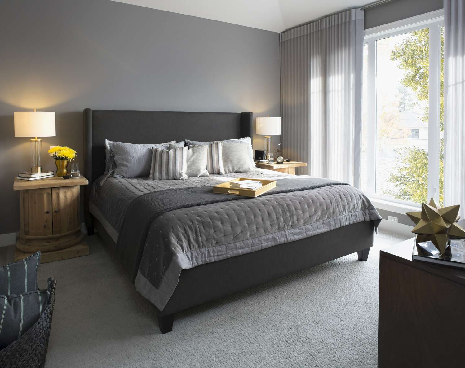 Dormitorio gris con mesitas de noche a juego para un buen feng shui