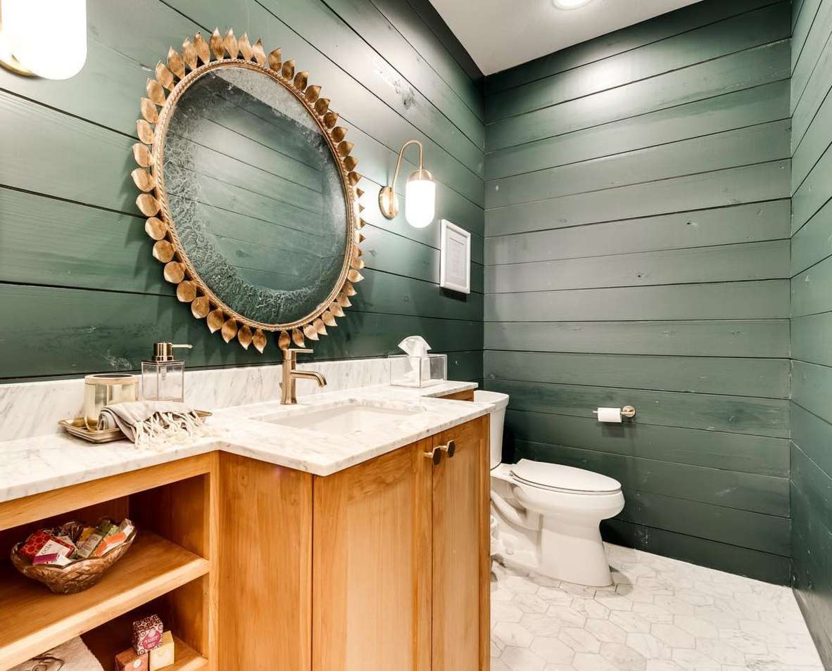 baño con paredes de shiplap verde