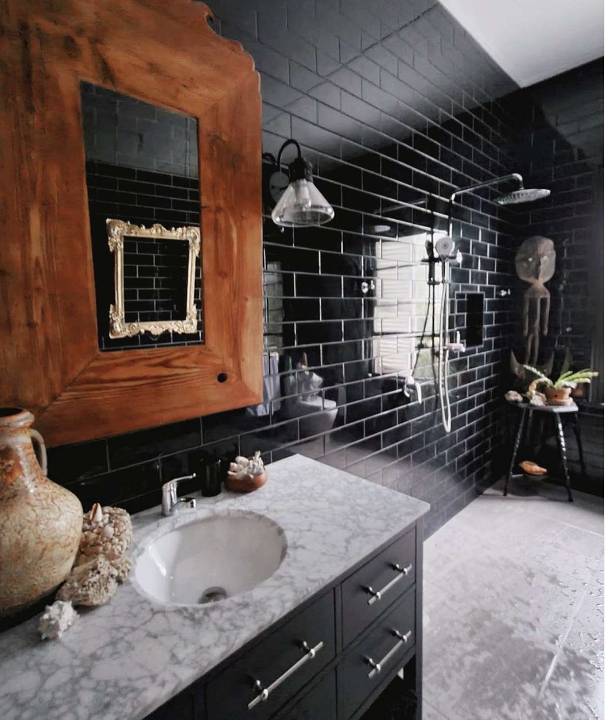 modernes schwarzes Bad mit rustikalem Spiegel