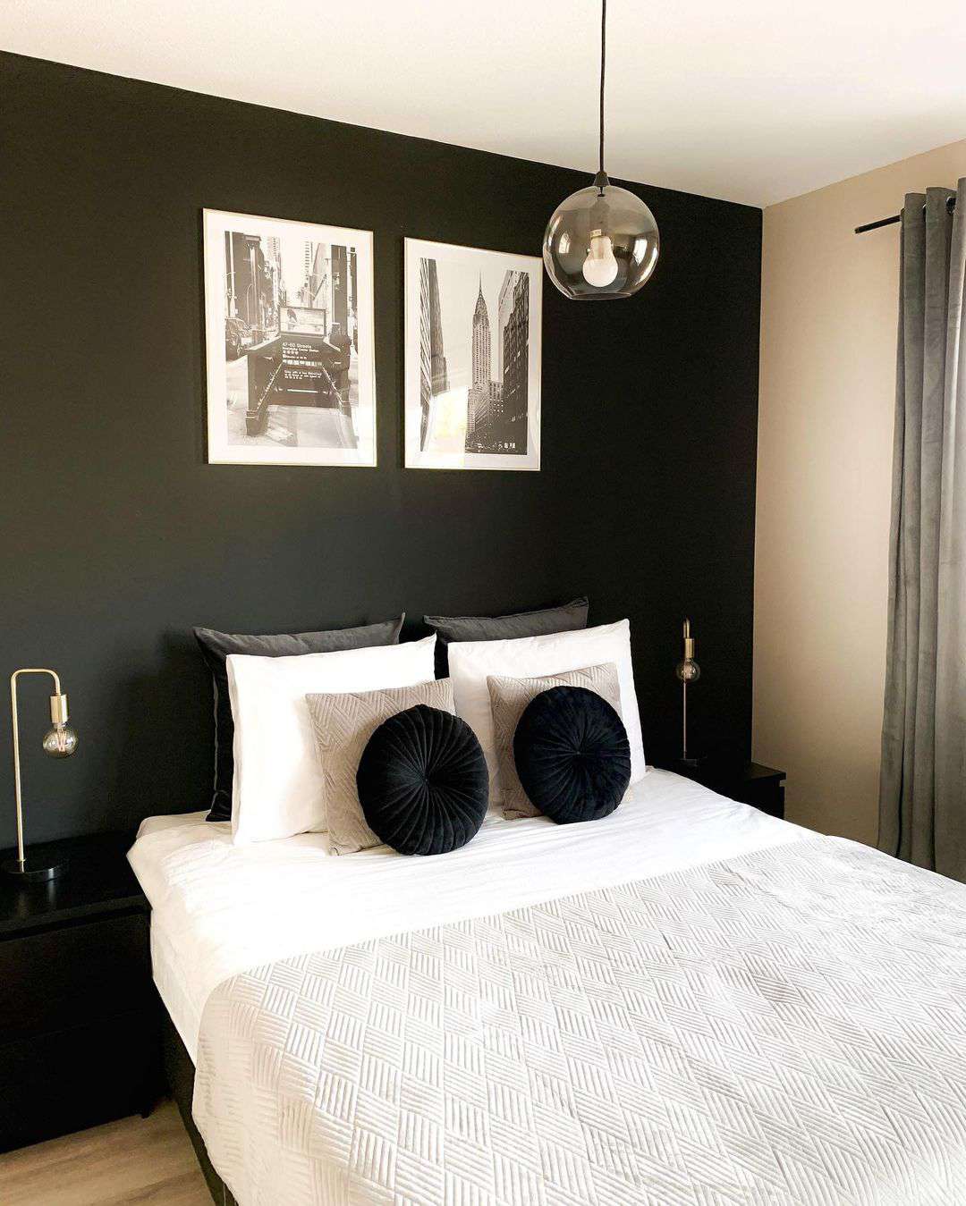 minimalistisches schwarzes Schlafzimmer