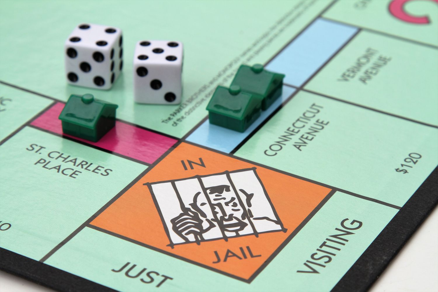 Monopoly-Spielbrett mit Würfeln und Hausstücken