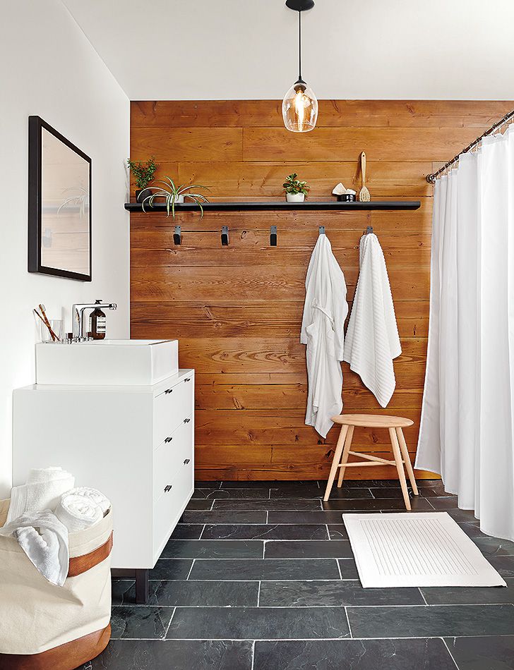 Banheiro com parede de madeira