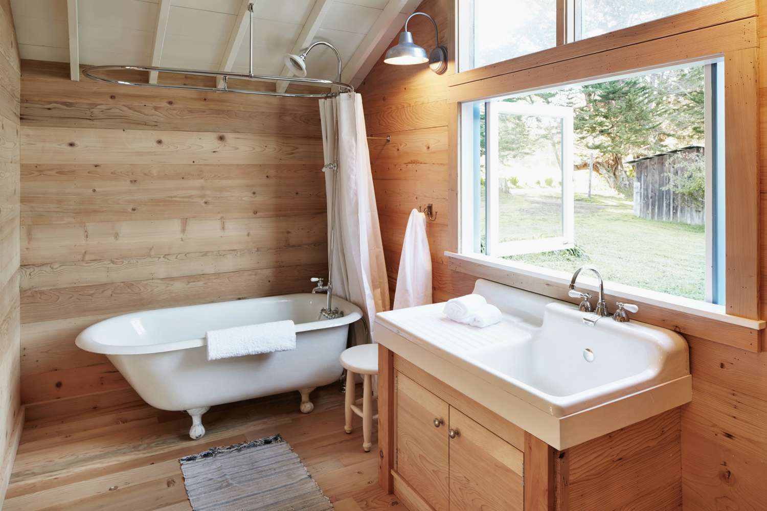 Banheiro com revestimento de madeira