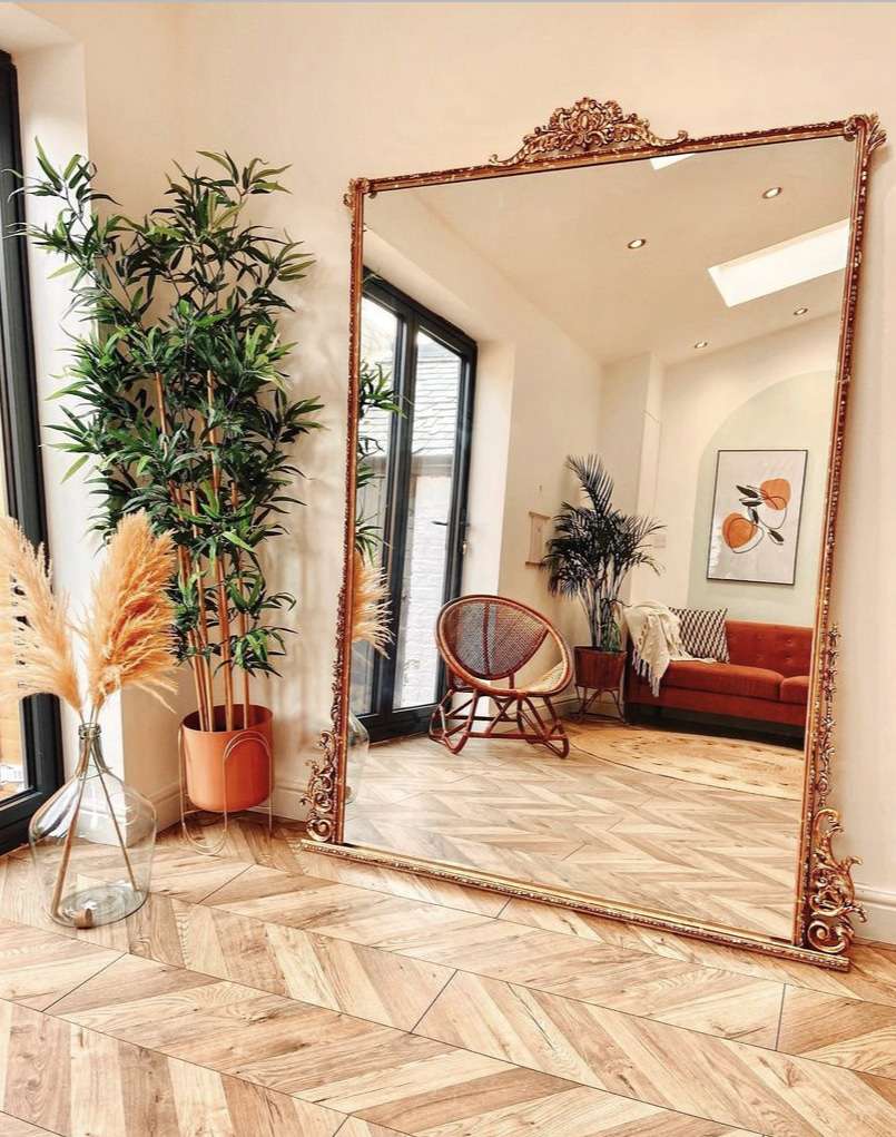 un grand cadre miroir DIY en or vieilli