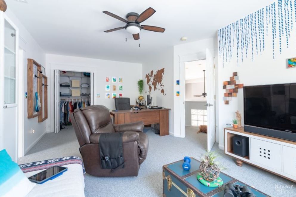 Chambre d'adolescent avec coin bureau