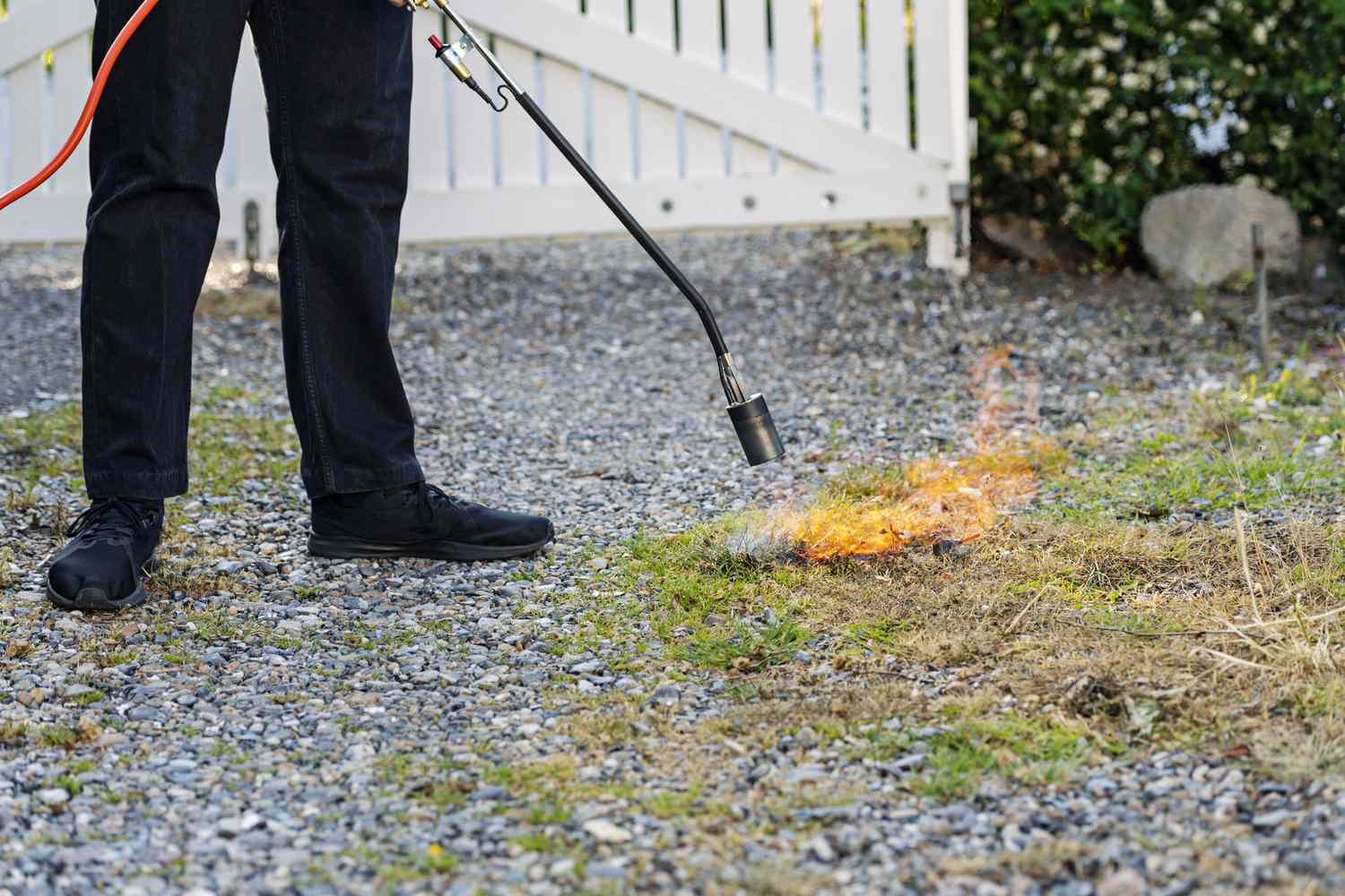 Gasbetriebener Flammenentferner auf einer Kiesauffahrt