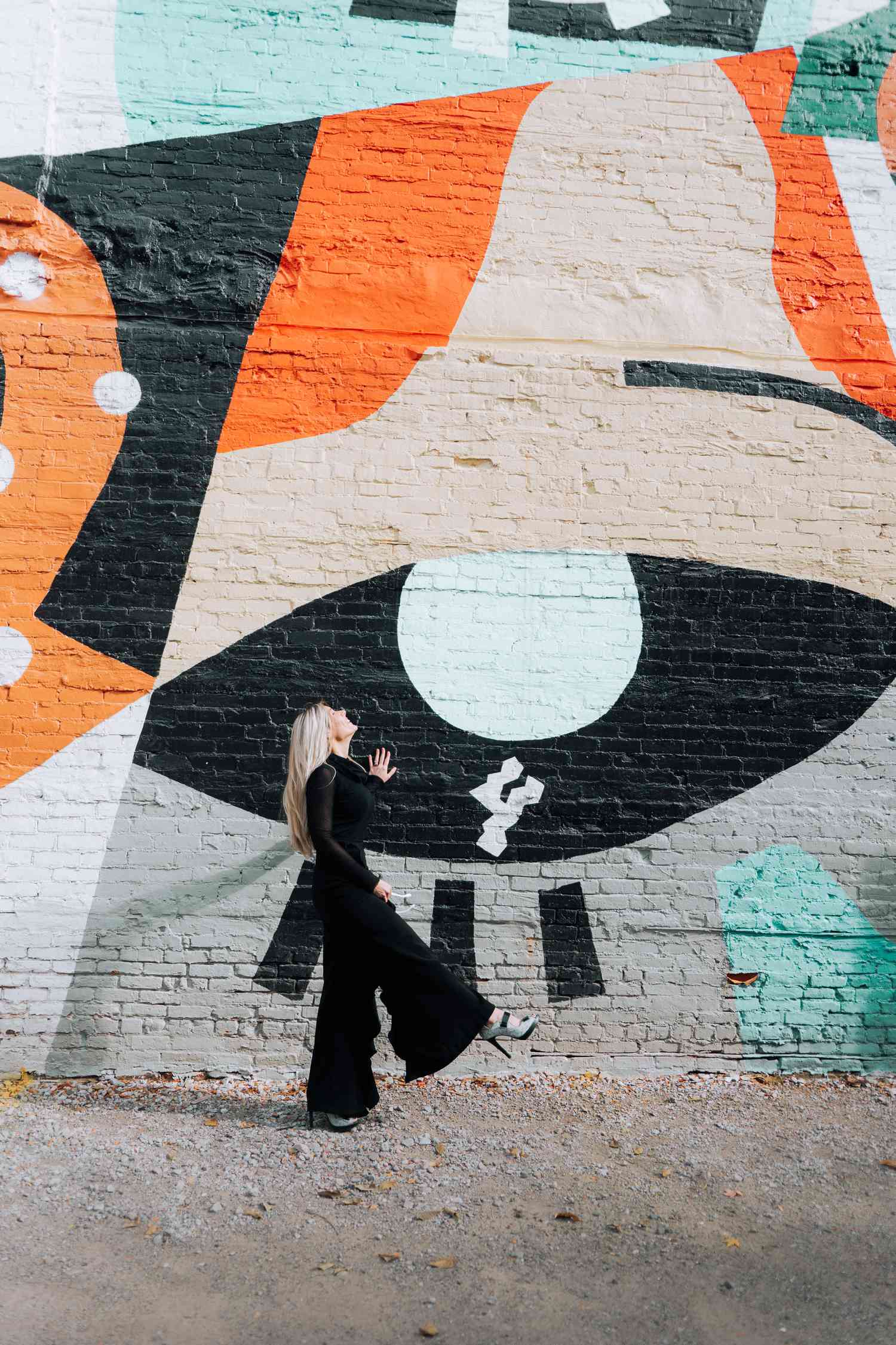 Elin Walters posa delante de un colorido mural al aire libre