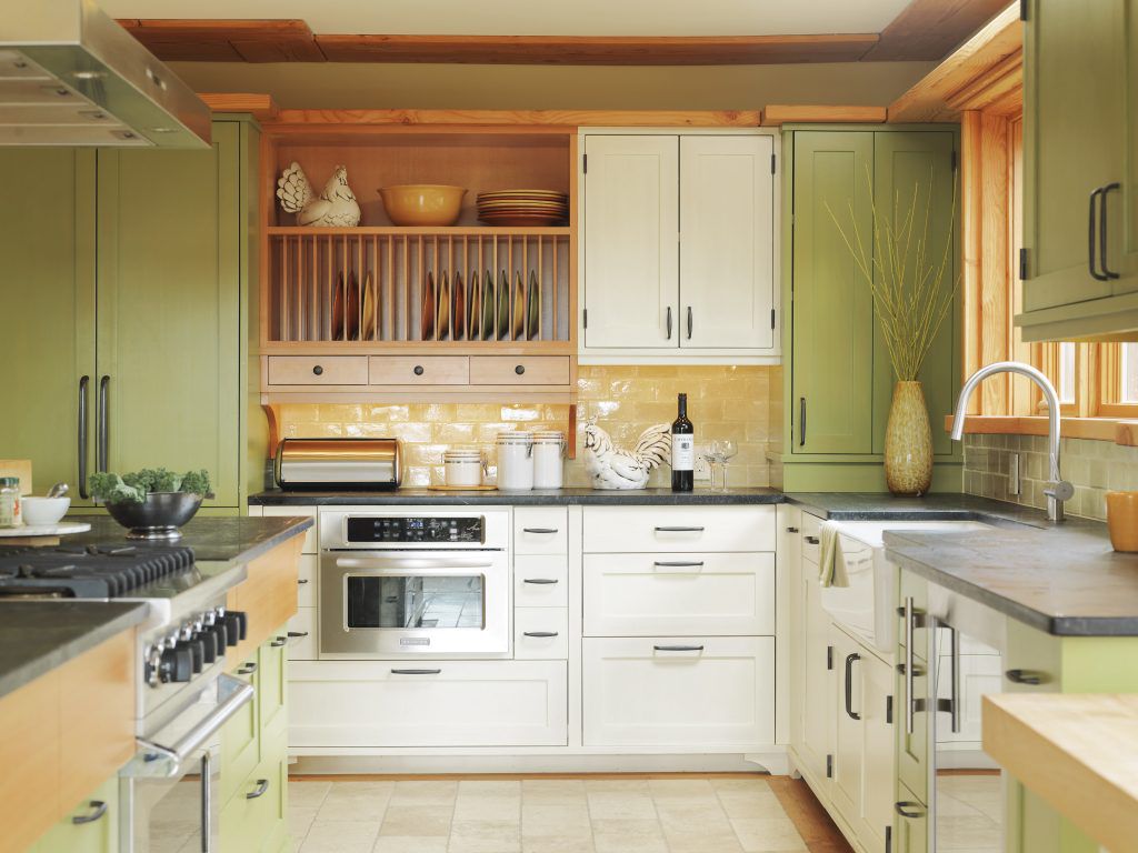 Grün-weiße Küche mit gelber Aufkantung aus Unterfliesen