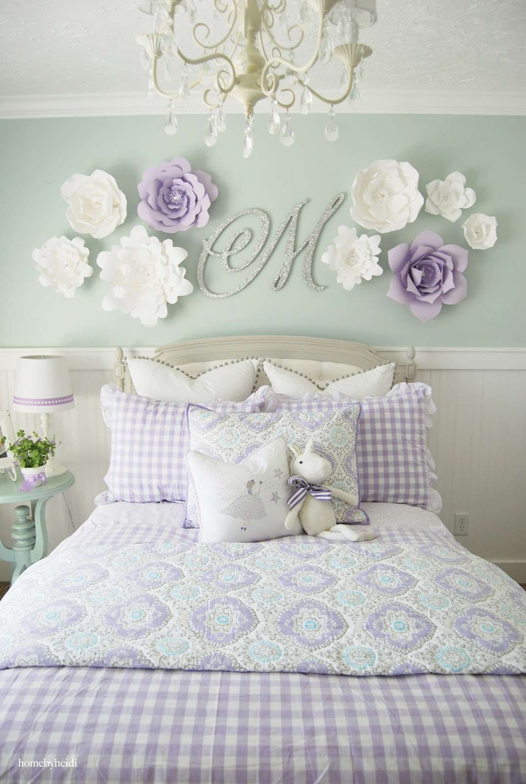 Decoración de pared con flores de papel para habitación de niña