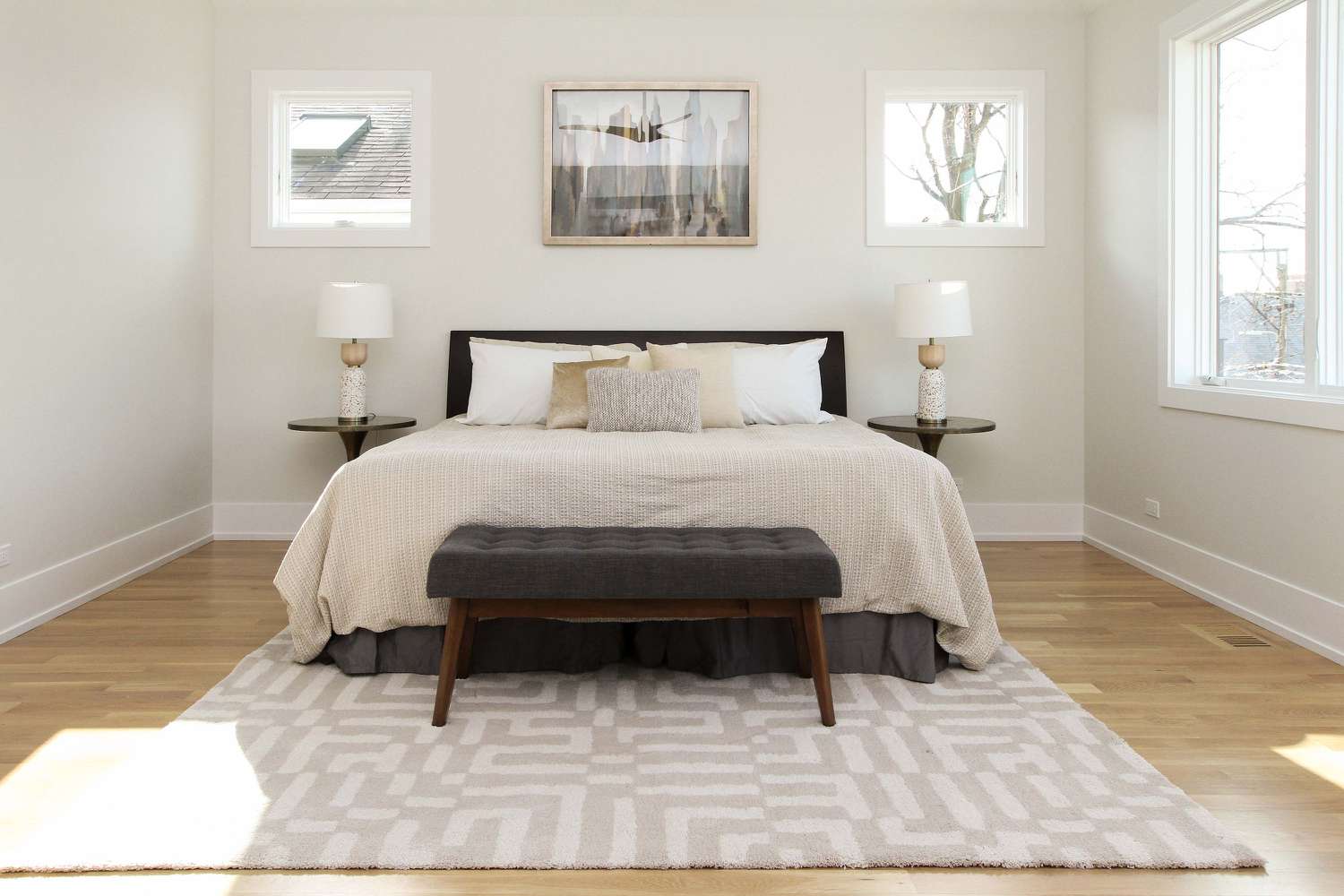 Neutrales Schlafzimmer mit passendem Teppich und Bettlaken 