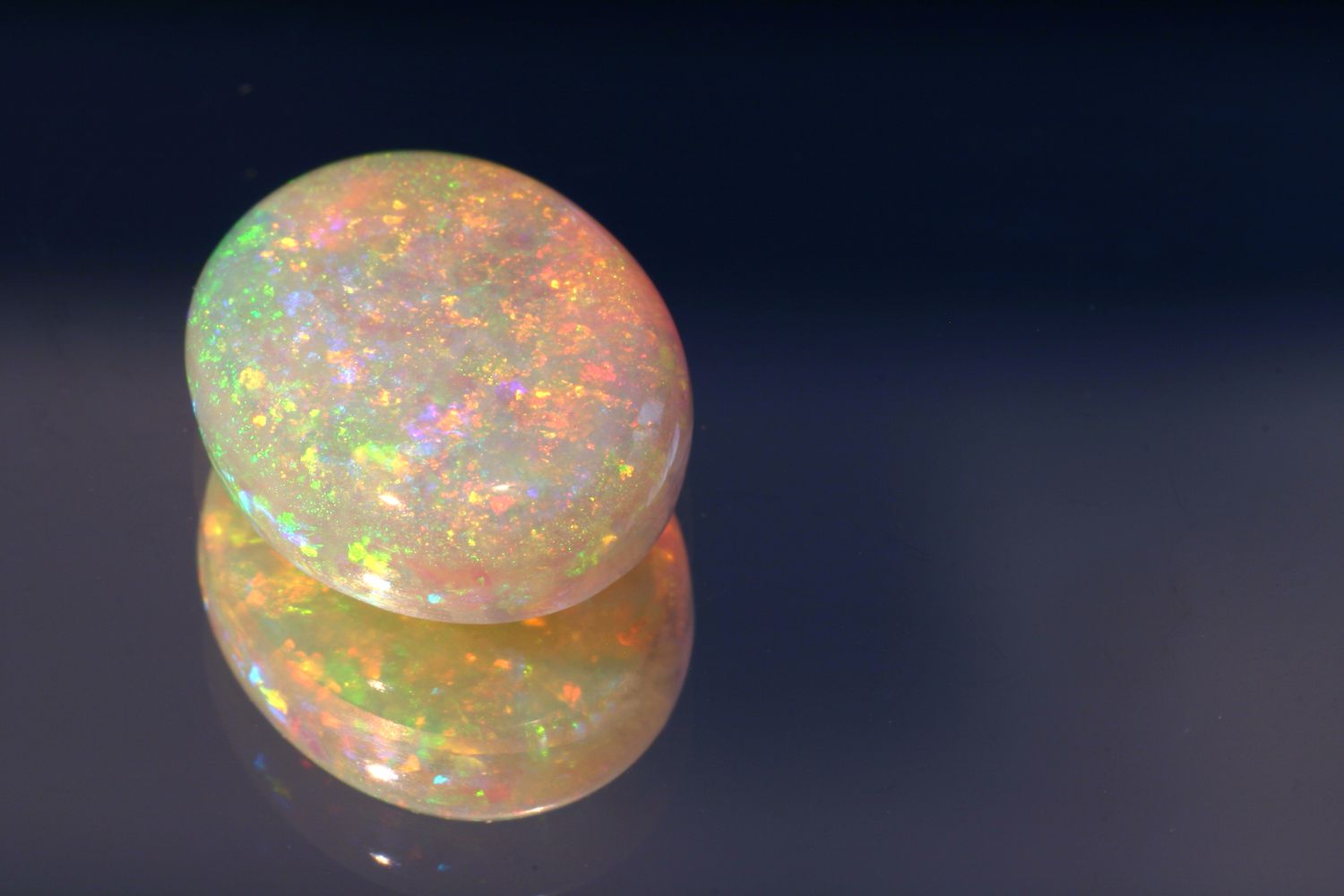 pierre précieuse opale polie sur un fond sombre