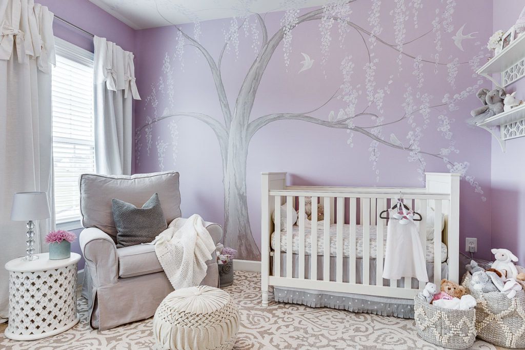 dormitorio púrpura pálido con muebles de acento blanco y mural de árboles