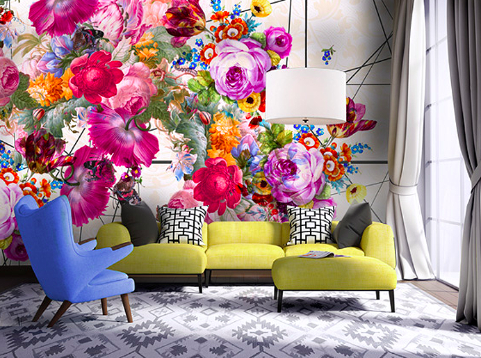 dramático papel de parede com estampa floral grande em um cômodo com decoração colorida