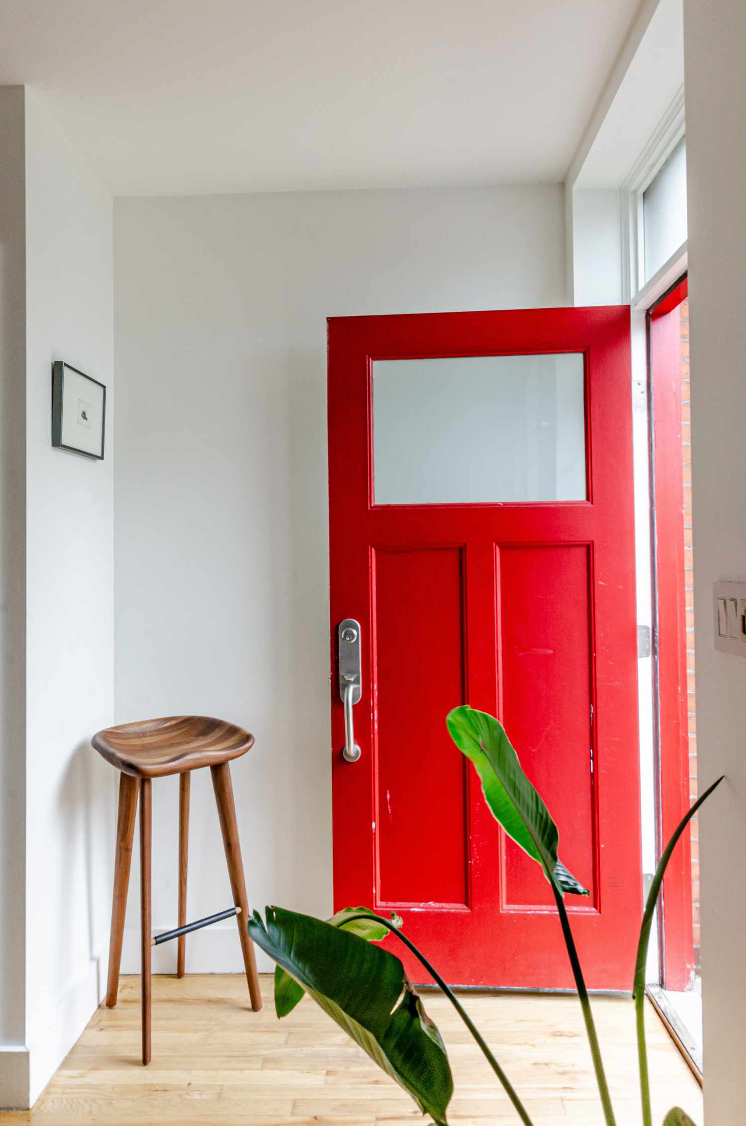 Porta vermelha na entrada de uma casa na cidade.