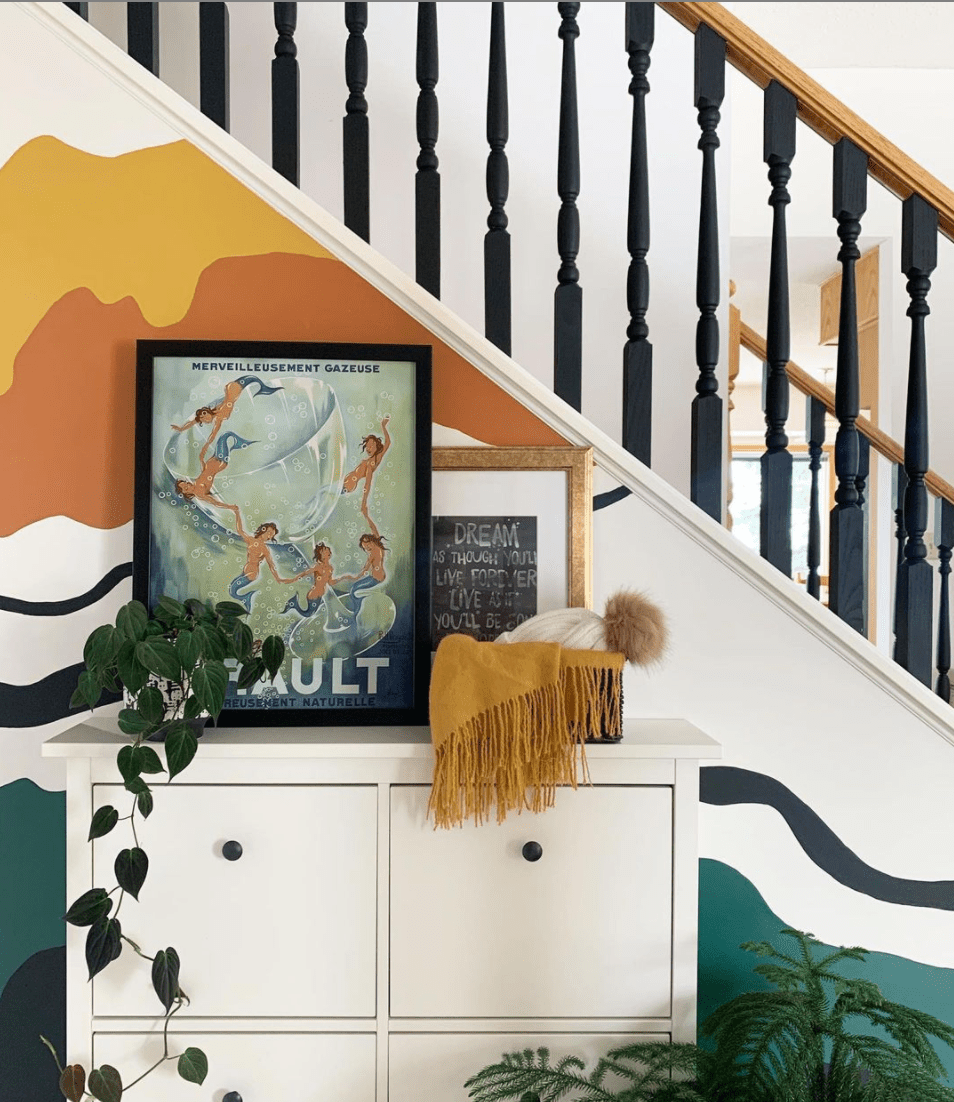 Ein gemaltes Wandgemälde auf einer Treppe.