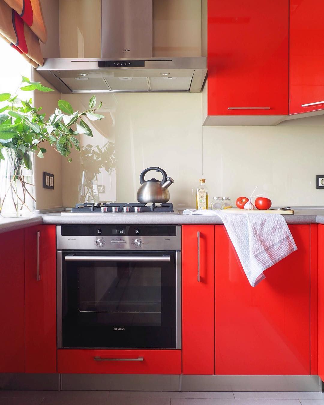 Brillantes armarios de cocina de color rojo brillante
