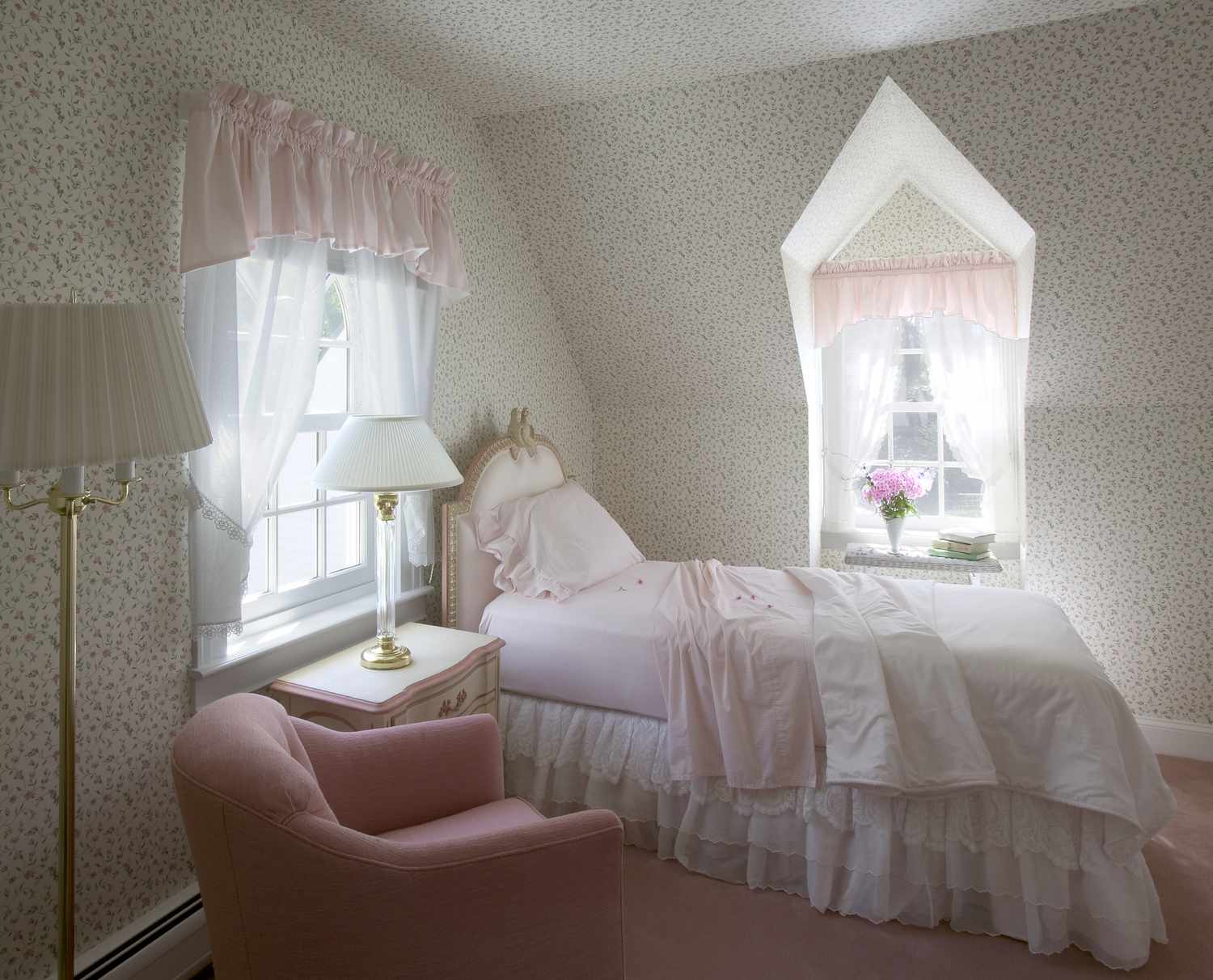 Vista lateral de uma elegante cama de solteiro em um quarto clássico