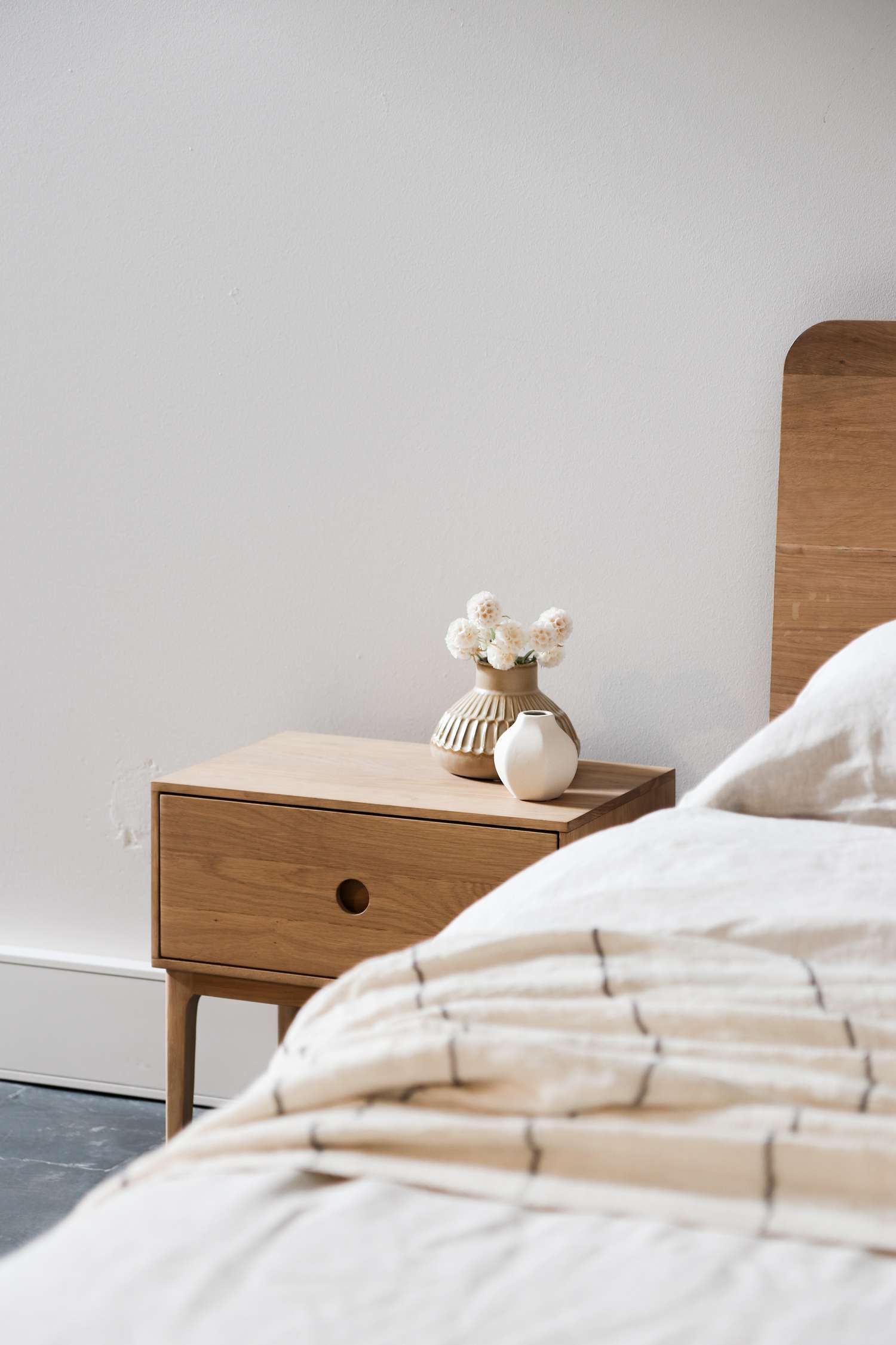 dormitorio blanco con muebles de madera