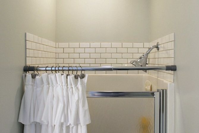  Duschkabine mit weißem Duschvorhang