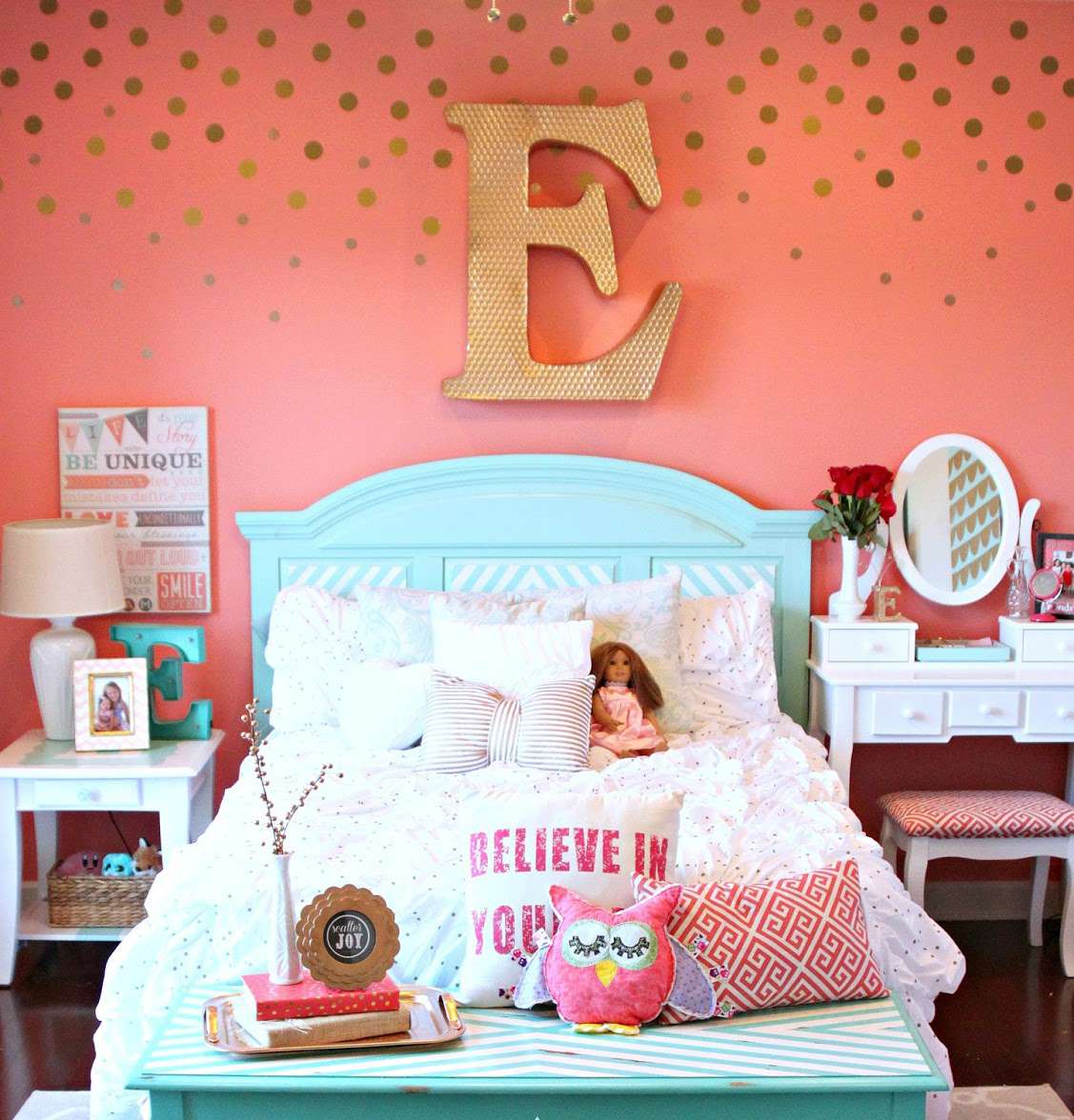 Mädchenzimmer mit goldenem Polka-Dot-Abziehbild