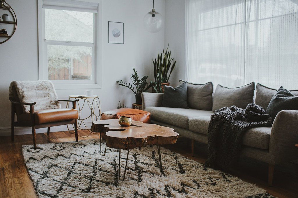 wohnzimmer mit baumstamm-couchtisch