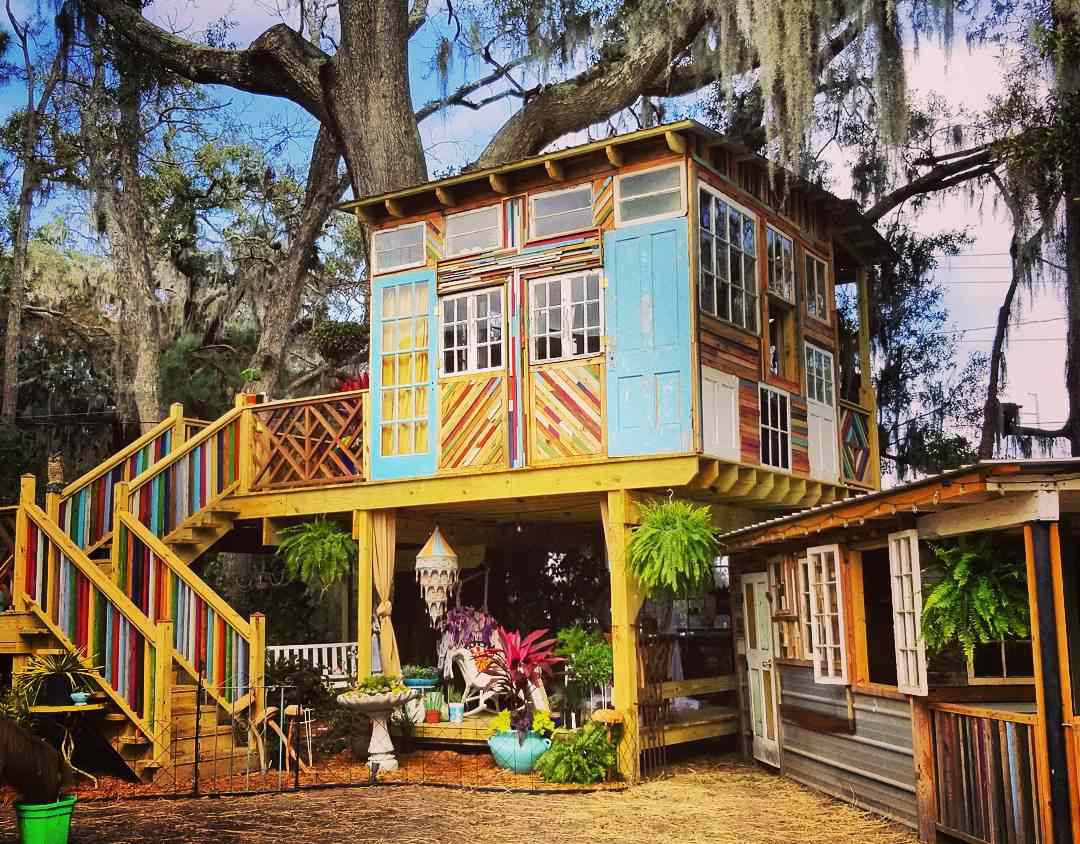 Casa na árvore grande e colorida para adultos