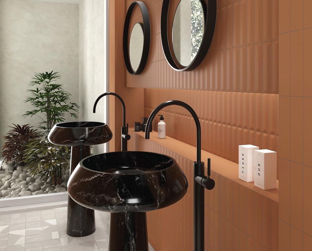 Salle de bain orange avec vasques noires