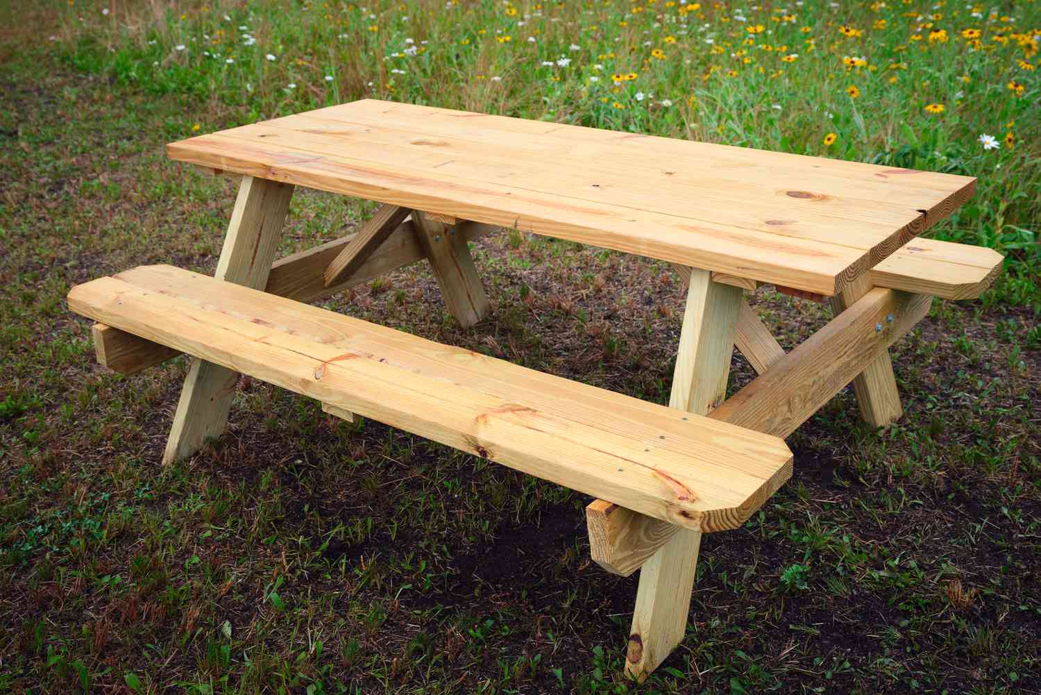 einfacher Picknicktisch