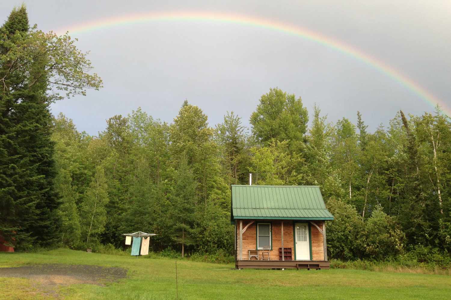 Regenbogen über einem kleinen Haus