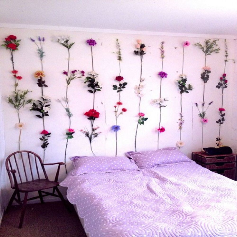 Vista um quarto de menina com flores artificiais