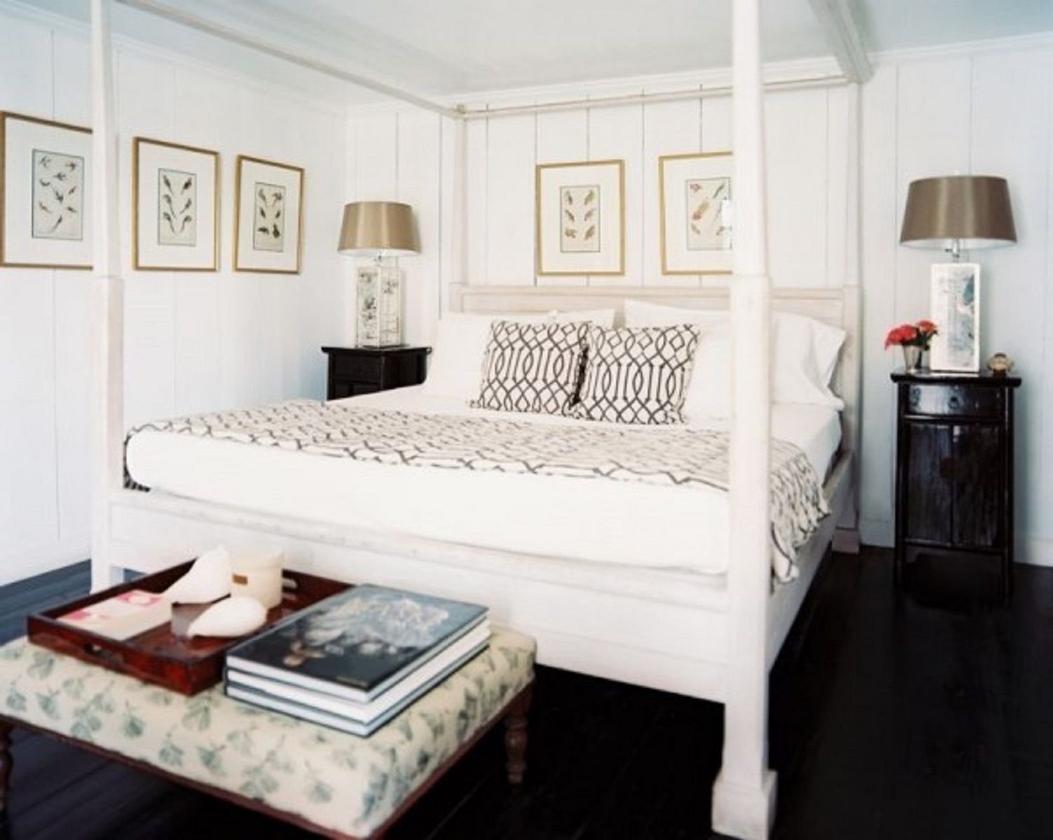 Dormitorio blanco con cama con dosel