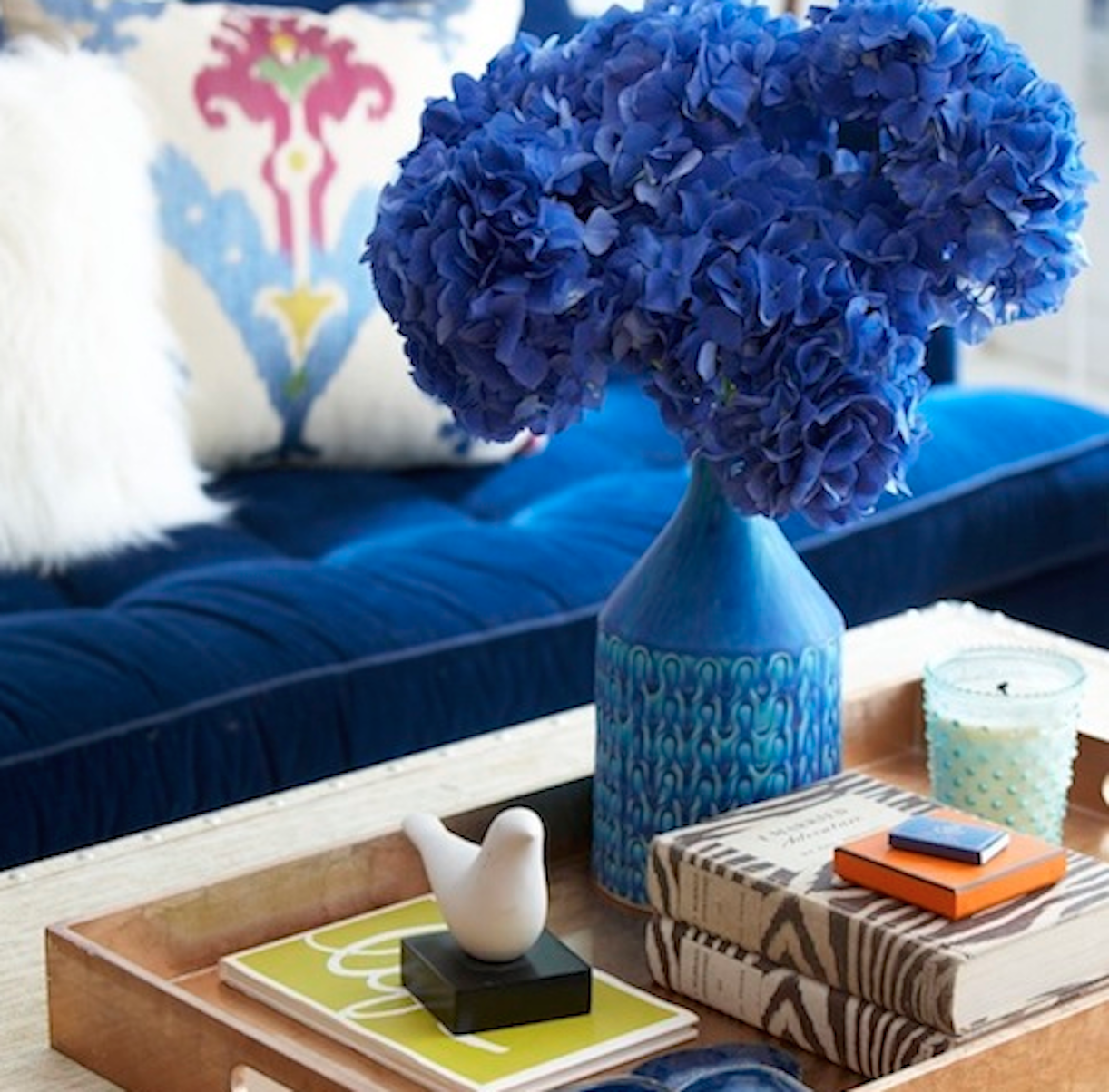 Vase bleu avec fleurs bleues