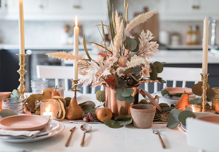 Erntedanktisch mit Kupfer, Ton und Trockenblumen.