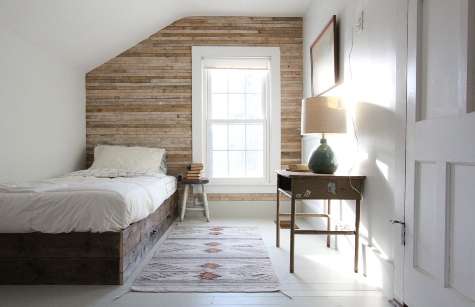 Schlafzimmer mit Holzwand