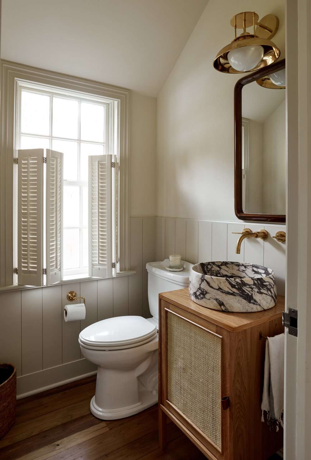 banheiro com pia de mármore moderna e paredes rústicas de shiplap